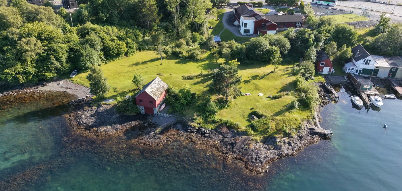 Luftfoto av naust og småbåthamn